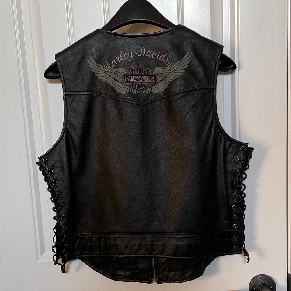 XL Harley-Davidson Ladies Black Leather Vest Zip front 3 pockets (1) is hidden